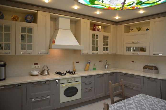 Kücheninterieur in Grau-Beige-Tönen