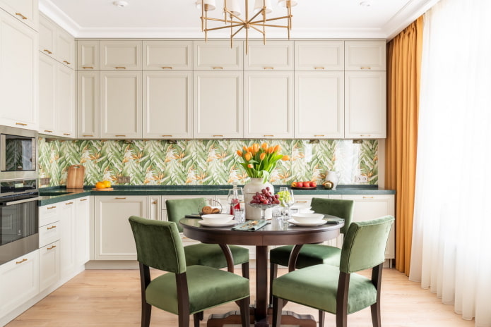 Kücheninterieur in Beige- und Grüntönen