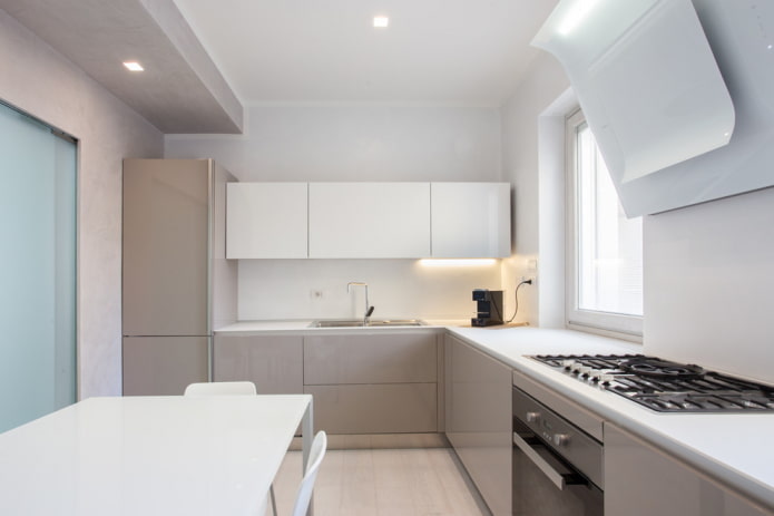 Kücheninterieur in Weiß- und Beigetönen