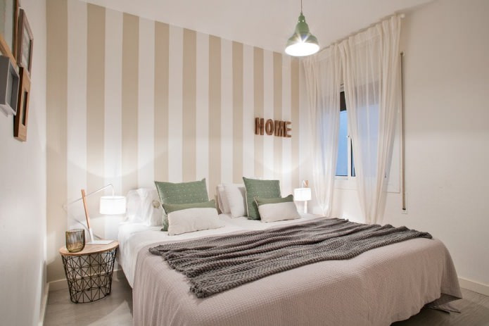 Weiß-beiges Schlafzimmerinterieur im modernen Stil