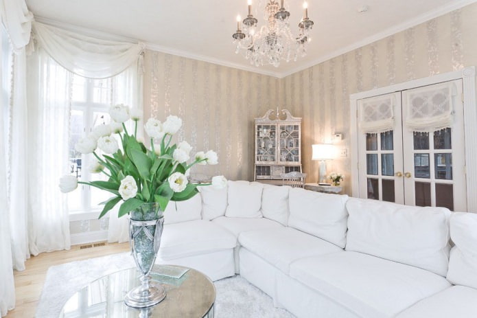 Beige Tapete mit glänzenden Streifen