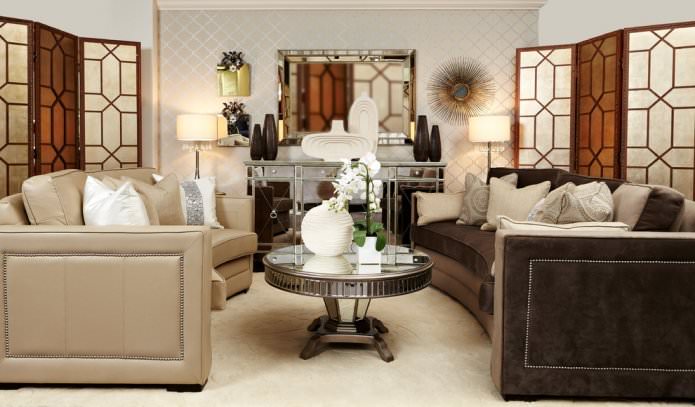 Beige Tapete mit Muster im Wohnzimmer
