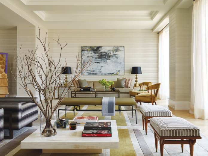 Beige gestreifte Tapete im Wohnzimmer