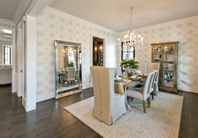 beige Tapete im Esszimmer