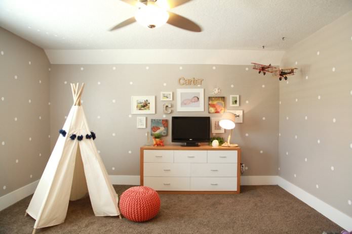 Beige gepunktete Tapete im Kinderzimmer