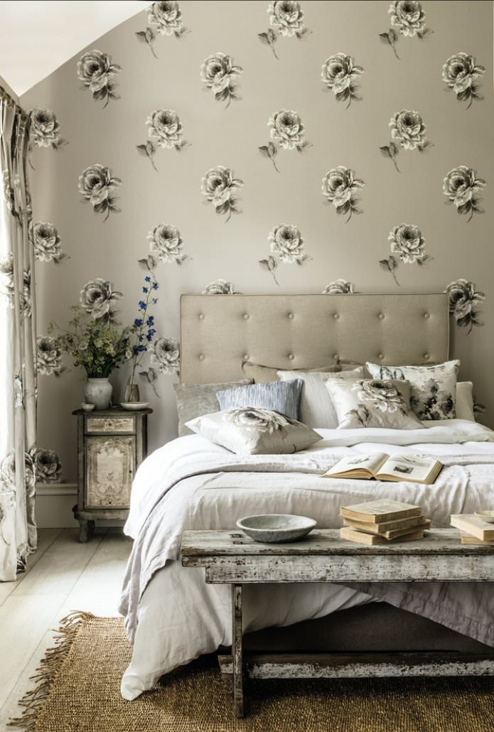 beige Tapete mit Blumen im Schlafzimmer
