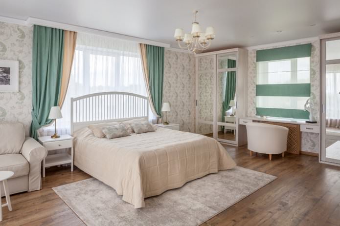 türkisfarbene Vorhänge mit beiger Tapete im Schlafzimmer