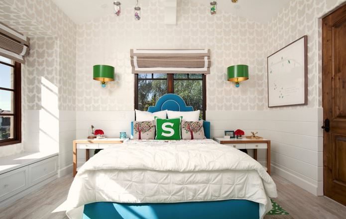 Beige Tapete mit Muster im Schlafzimmer