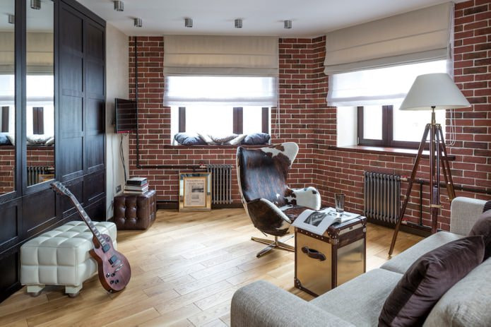 Innenraum im Loft-Stil mit Raffrollos