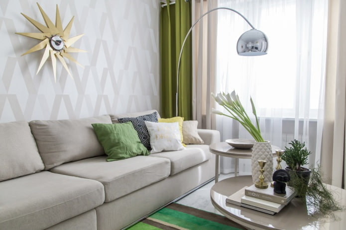 Stilvolles Interieur mit grünen Vorhängen