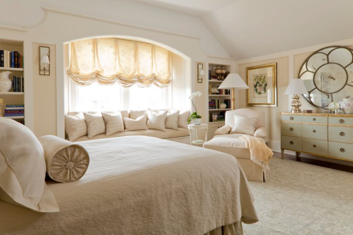 Beige französische Vorhänge im Schlafzimmer