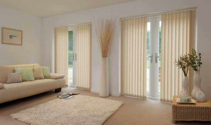 Beige Jalousien im Wohnzimmer