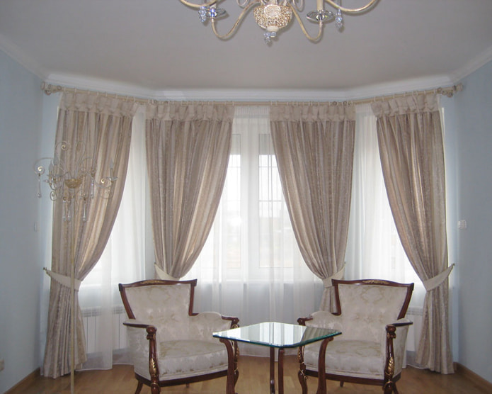 Vorhänge mit Ringen im Wohnzimmer