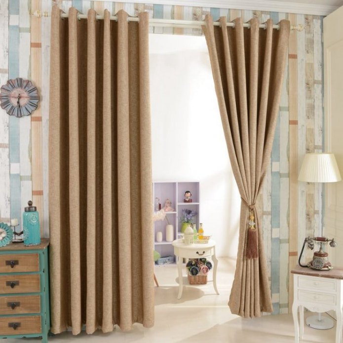 Beige Vorhänge mit Ösen im Kinderzimmer