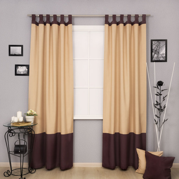 Beige Vorhänge mit braunen Schlaufen