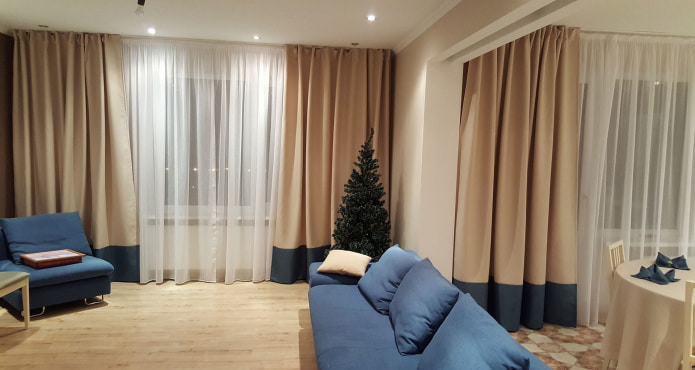 beige Vorhänge mit dunkelblauem Saum