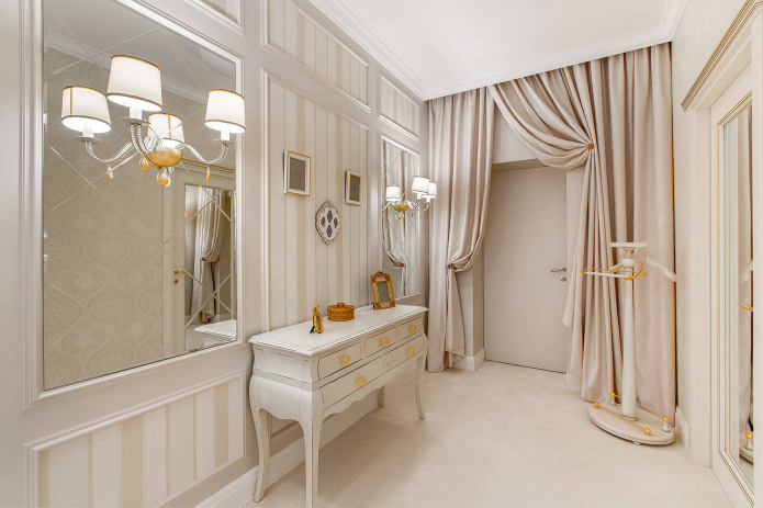 Goldene Vorhanghalter im Badezimmer