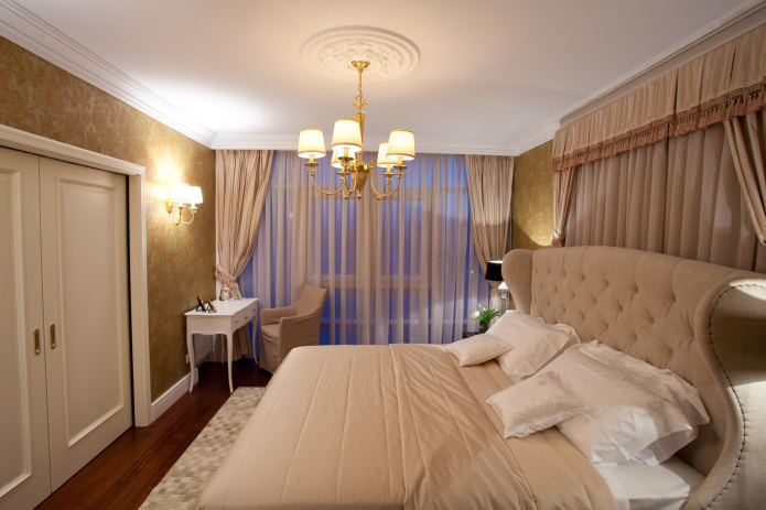 Lambrequin mit Quasten im Schlafzimmer
