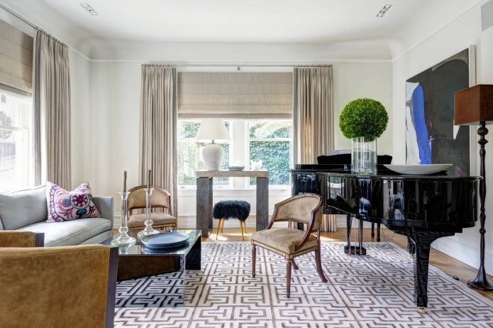 Klassisches Interieur mit Raffrollos und Vorhängen