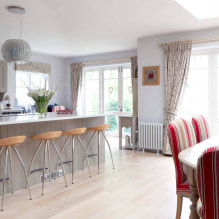 Wie sehen beige Vorhänge im Interieur aus?-5