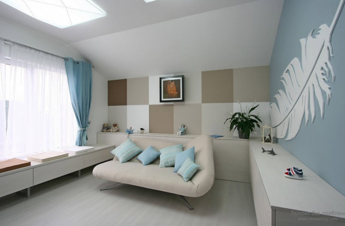 Beiges und blaues Sofa
