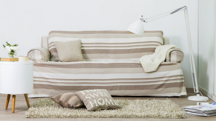 Beige gestreiftes Sofa