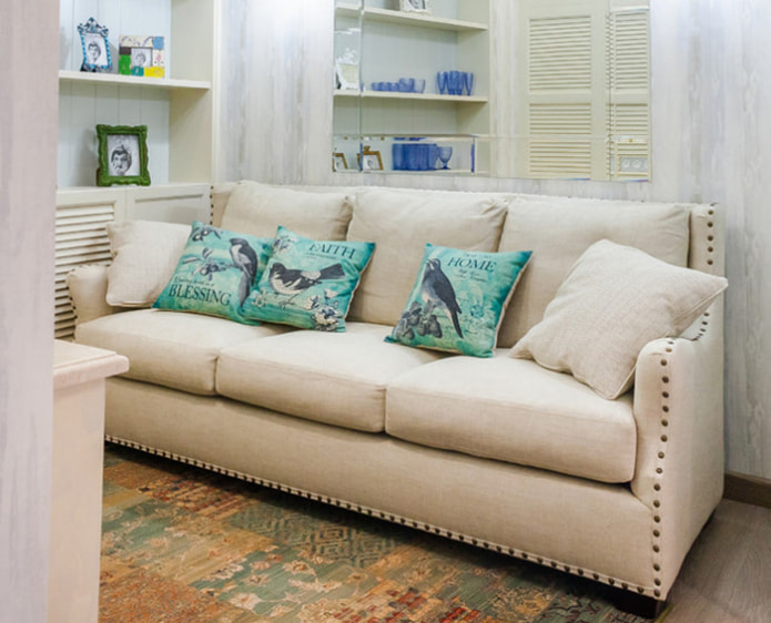 beiges Sofa mit türkisfarbenen Kissen