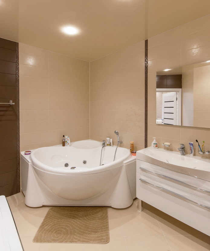 beiges Badezimmer