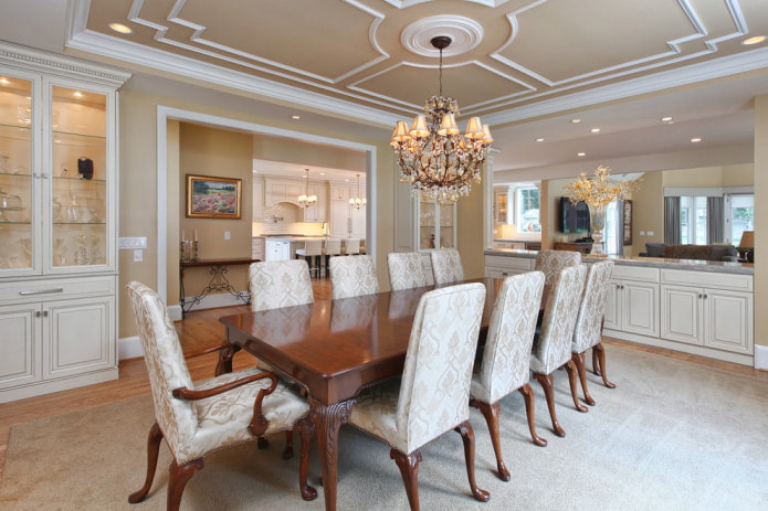 Beige Decke mit weißen Zierleisten verziert