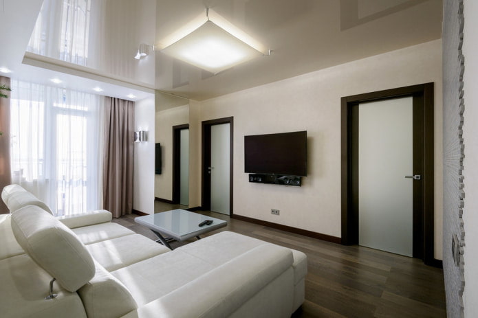 Glänzende Decke im Wohnzimmer