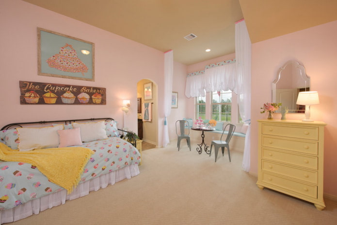 rosa Wände und beige Decke