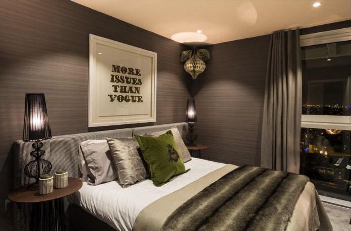 Dunkle Wände und beige Decke