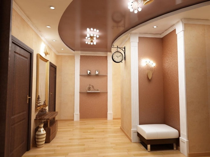 Beigebraune Decke im Flur