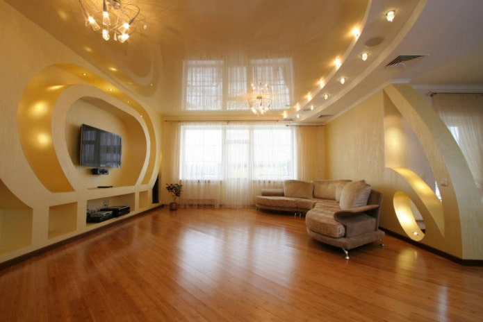 Mehrstufige Decke im Wohnzimmer