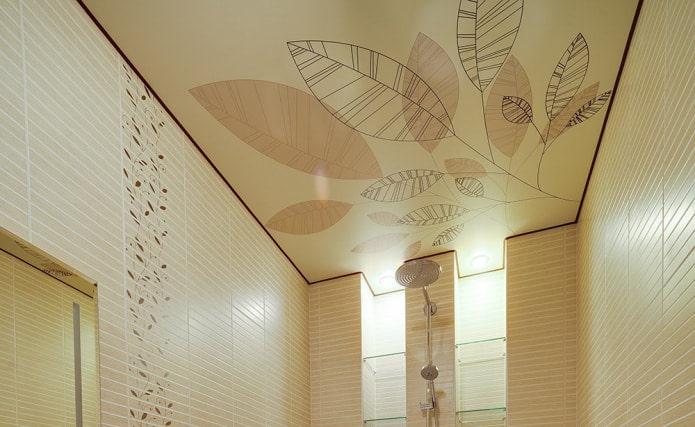 Fotodruck an der Decke im Badezimmer