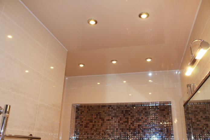 beige Decke im Badezimmer