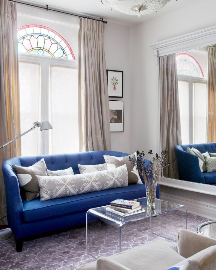 Blaues Sofa im Wohnzimmer