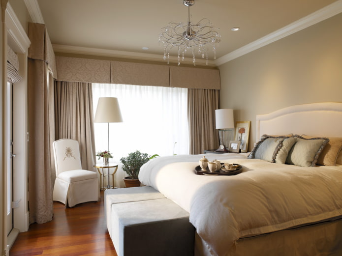 Schlafzimmer mit großem Bett