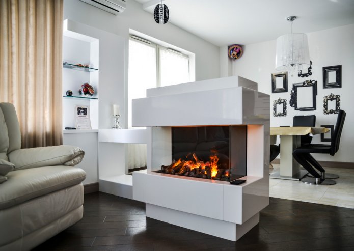 Der Kamin teilt den Raum in zwei Zonen