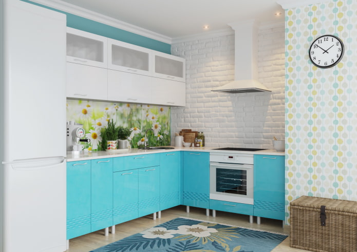 Kücheninterieur in Weiß- und Türkistönen