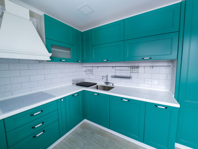 Kücheninterieur in Weiß- und Türkistönen
