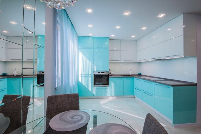 Kücheninterieur in Weiß- und Türkistönen