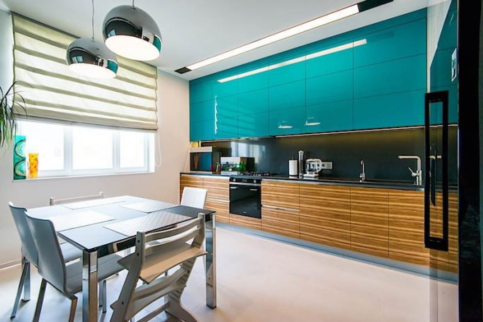 Kücheninterieur in Türkis- und Brauntönen