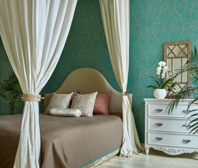 Schlafzimmer mit Baldachin in Türkistönen