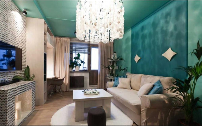Harmonie aus hellem Türkis mit Akzent auf dem Paneel in der Mitte der Wand