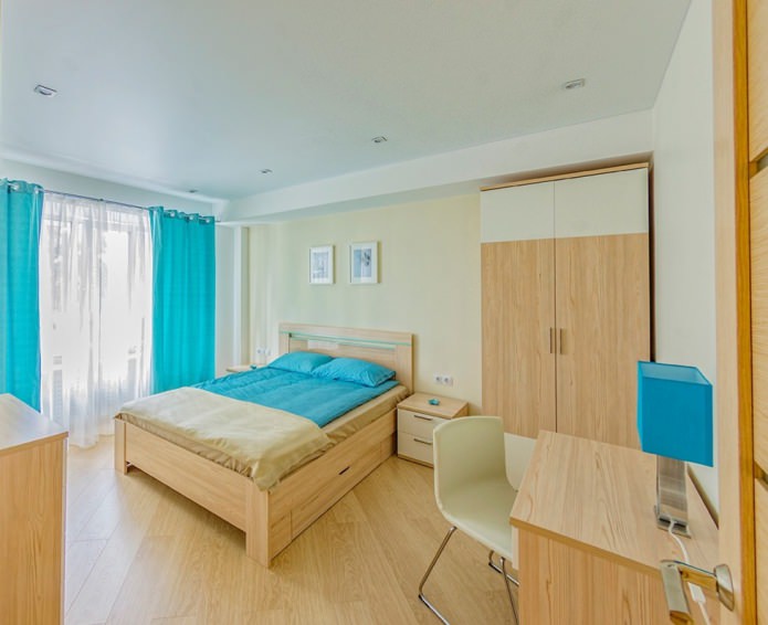 beiges Interieur mit türkisfarbenen Vorhängen an Ösen