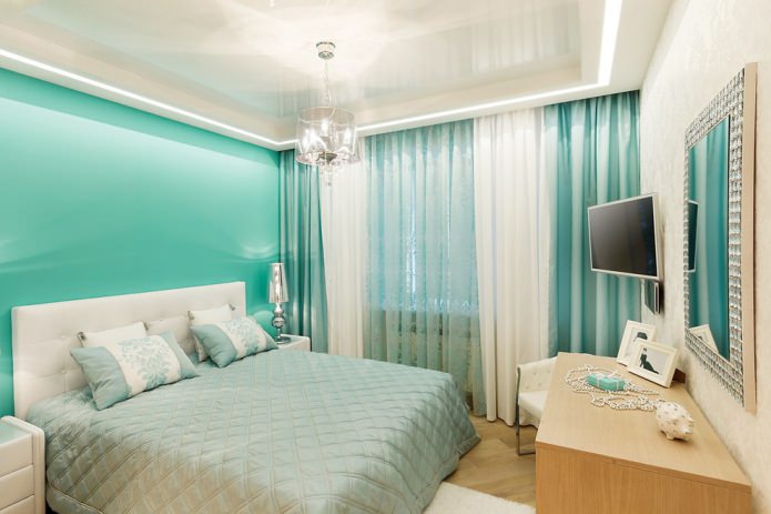 weißer und türkisfarbener Schleier im Schlafzimmer