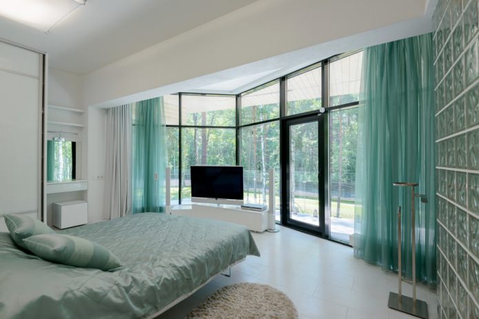 grau-türkises Schlafzimmerinterieur mit Organza