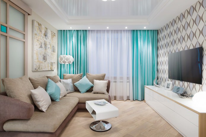 weiße und türkisfarbene Vorhänge im Wohnzimmer