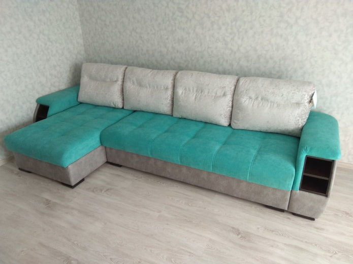 Sofa grau-türkis im Innenraum